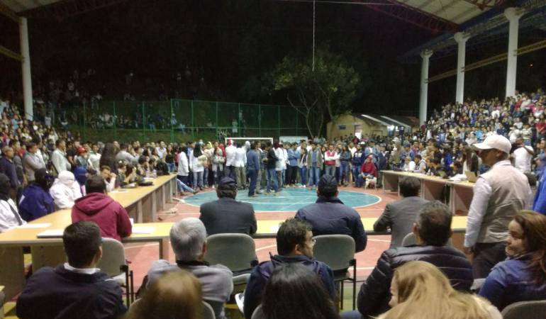 Consejo superior ampliado en la sede de la universidad