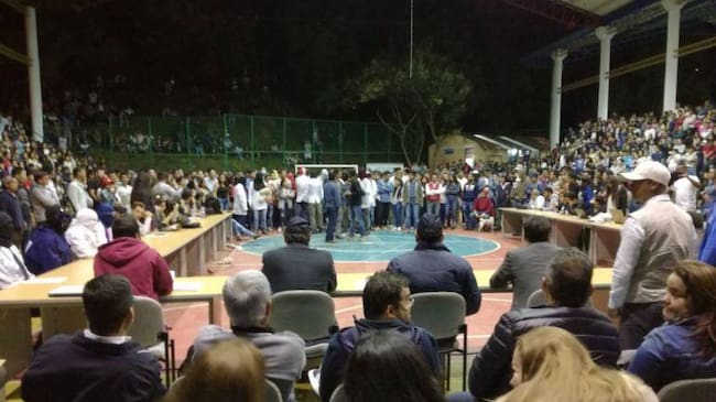 Consejo superior ampliado en la sede de la universidad