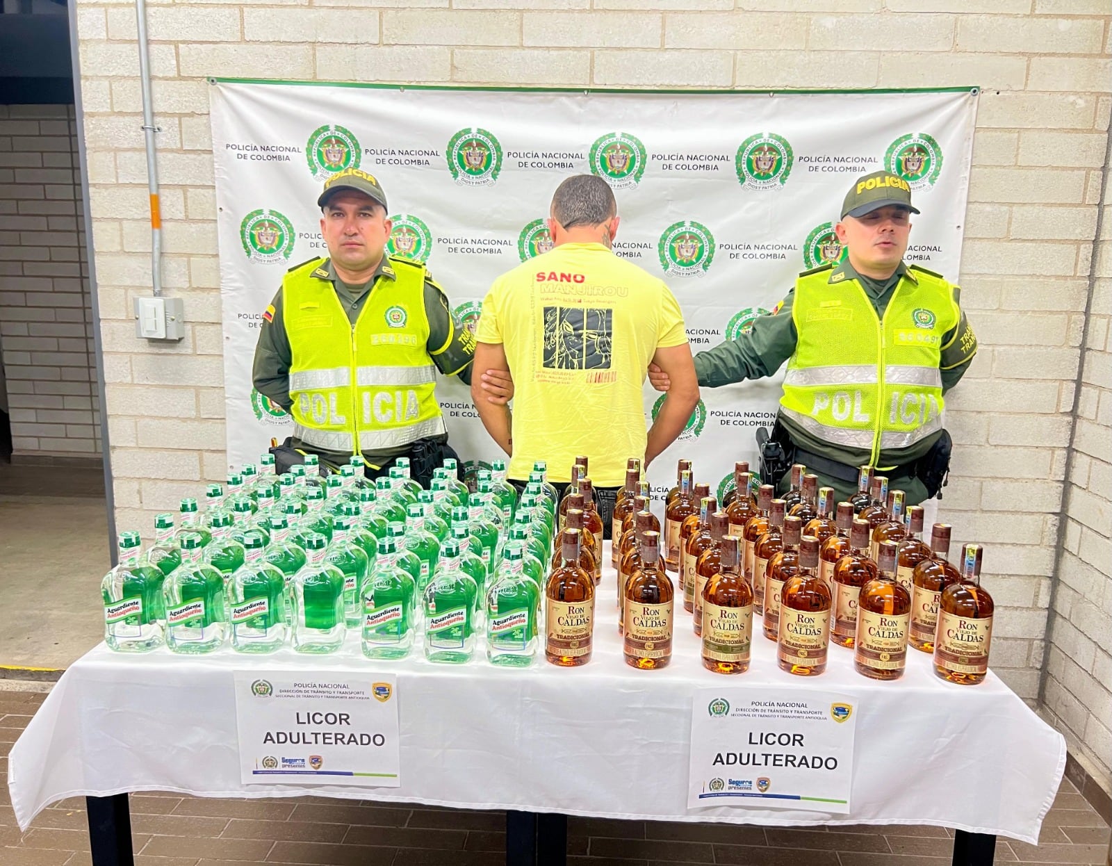 Un hombre fue capturado por transportar licor adulterado en Santo Domingo. Foto: Policía Antioquia.