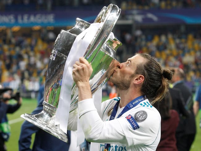 Gareth Bale celebra con una de sus cinco Ligas de Campeones alcanzadas con el Real Madrid. (Photo by Vladimir Shtanko/Anadolu Agency/Getty Images)