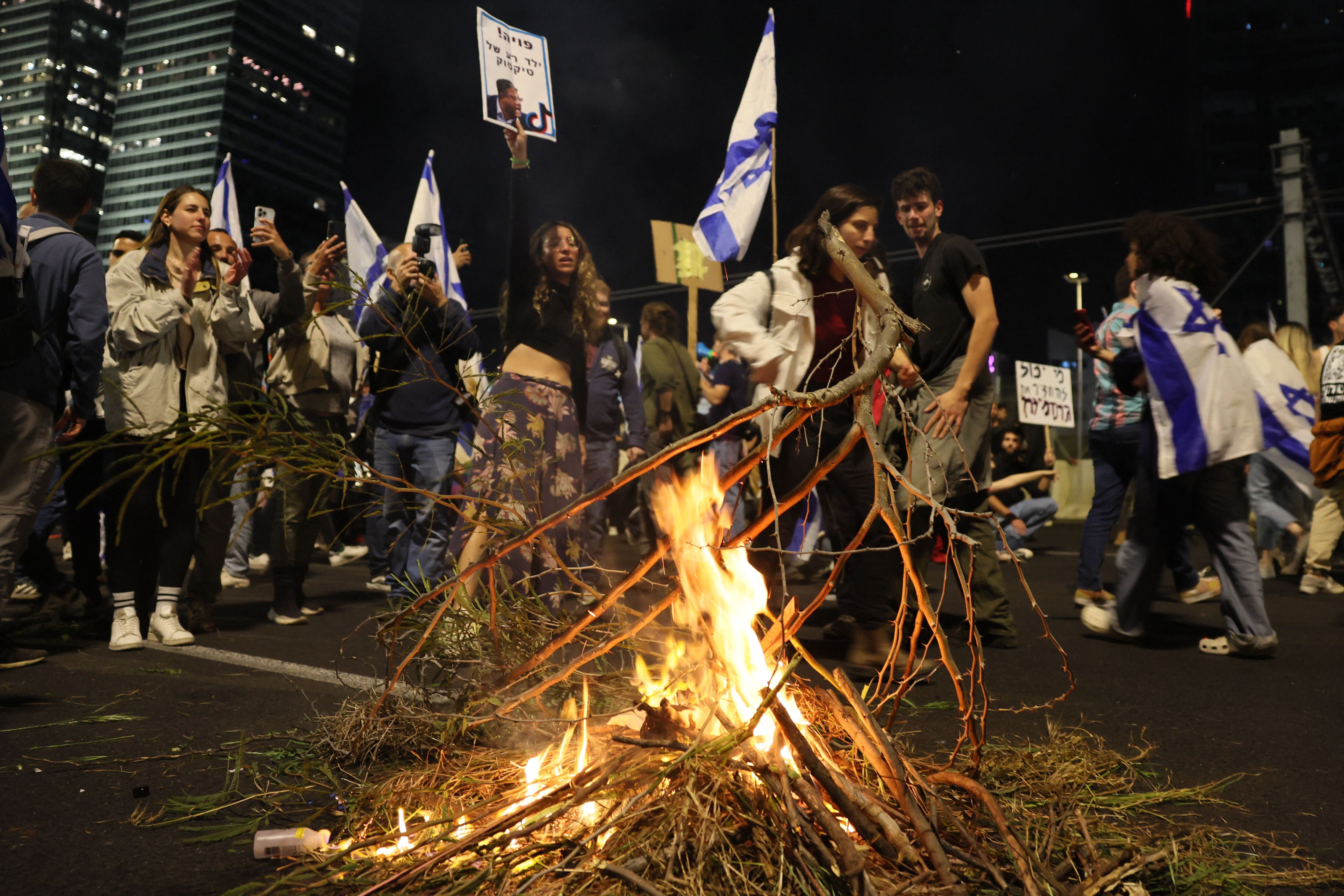 Los manifestantes inician un incendio en una calle durante una manifestación contra el proyecto de ley de reforma judicial del gobierno en Tel Aviv el 1 de abril de 2023. Foto: JACK GUEZ/AFP, Getty Images.