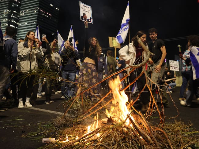 Los manifestantes inician un incendio en una calle durante una manifestación contra el proyecto de ley de reforma judicial del gobierno en Tel Aviv el 1 de abril de 2023. Foto: JACK GUEZ/AFP, Getty Images.