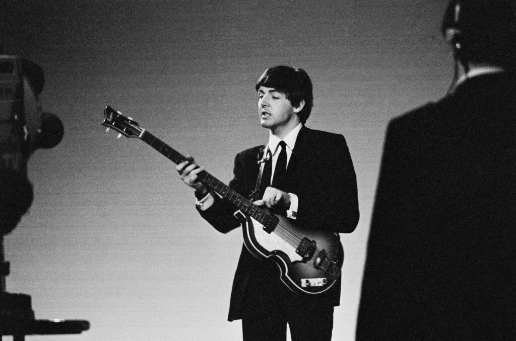 Paul McCartney de The Beatles actúa en los estudios de televisión Alpha en Birmingham, Inglaterra, el 15 de diciembre de 1963. (Foto de Mark y Colleen Hayward/Redferns)