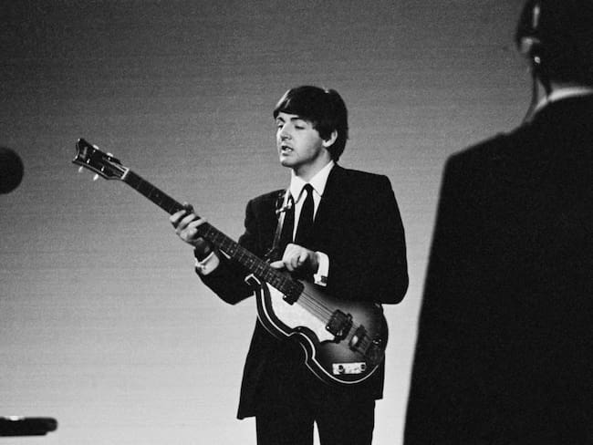 Paul McCartney de The Beatles actúa en los estudios de televisión Alpha en Birmingham, Inglaterra, el 15 de diciembre de 1963. (Foto de Mark y Colleen Hayward/Redferns)