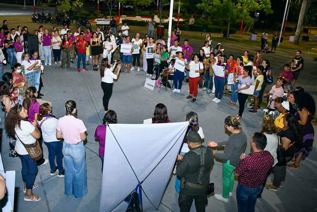 Todos los asistentes se unieron para encender una luz como símbolo de vida y rechazo a la violencia.