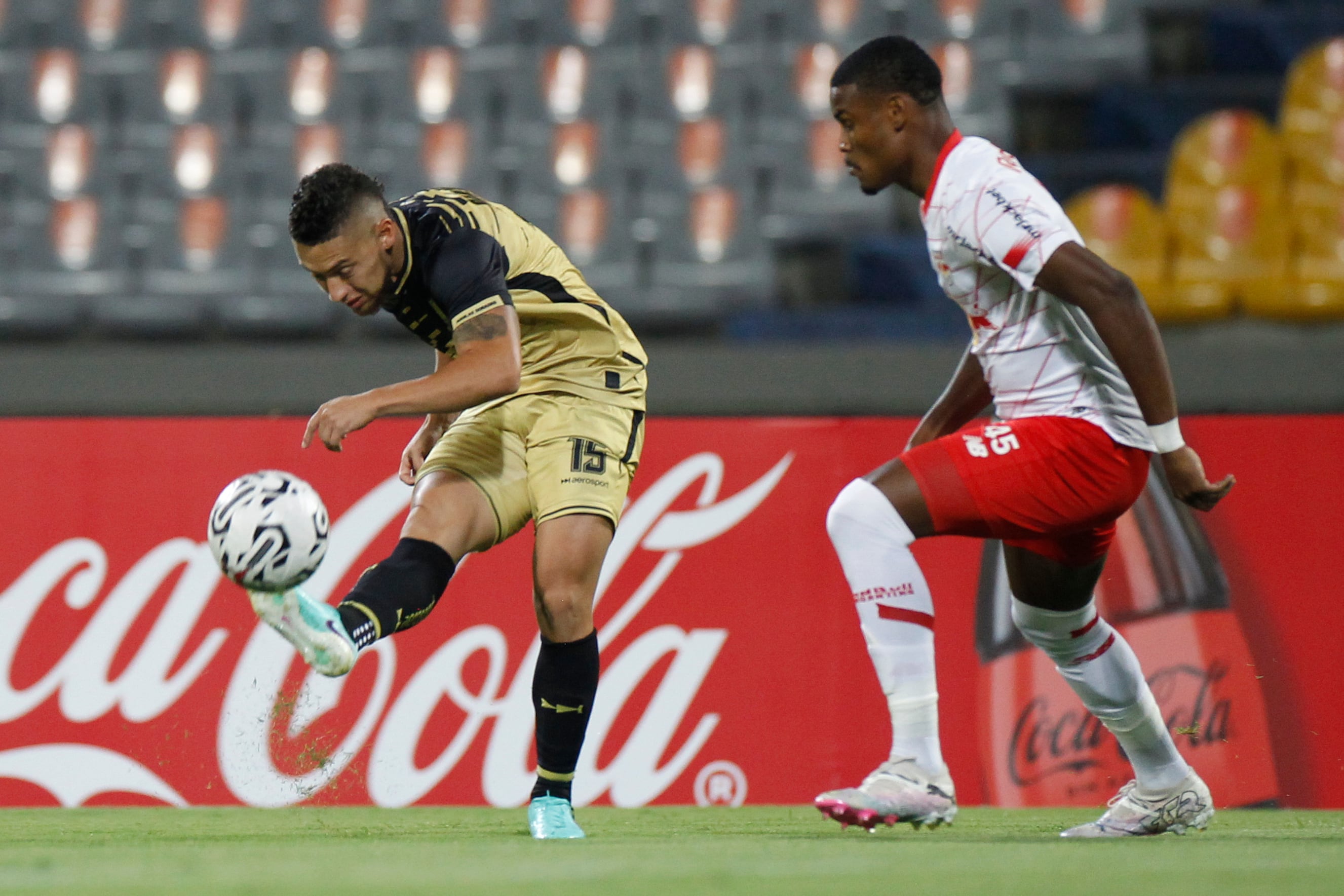 AMDEP7307. MEDELLÍN (COLOMBIA), 20/02/2024.- Juan Garavito (i) de Águilas Doradas disputa el balón con Nathan de Bragantino este martes, en un partido de la Copa Libertadores entre Águilas Doradas y RB Bragantino en el estadio Atanasio Girardot en Medellín (Colombia). EFE/ Luis Eduardo Noriega A.