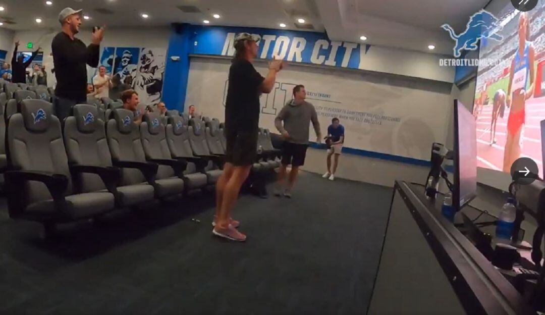 Los jugadores de Detroit Lions festejan el triunfo de Melissa González en los 400 metros vallas femenino.