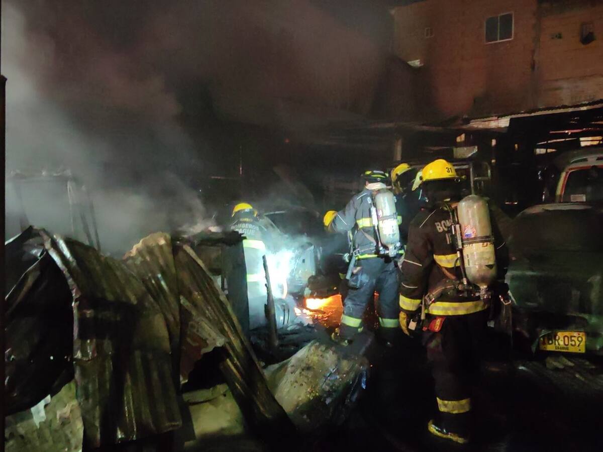 Incendio de un taller de mecánica consumió 4 vehículos en Ibagué