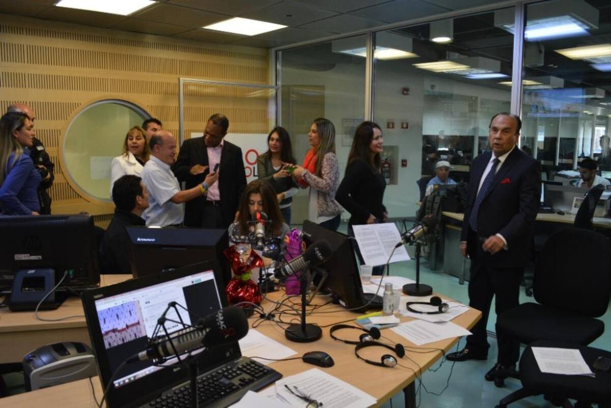 Tras dos décadas de estar inundando de humor a los colombianos, el admirado periodista se retira de La Luciérnaga, vea como desarrolla su último programa.