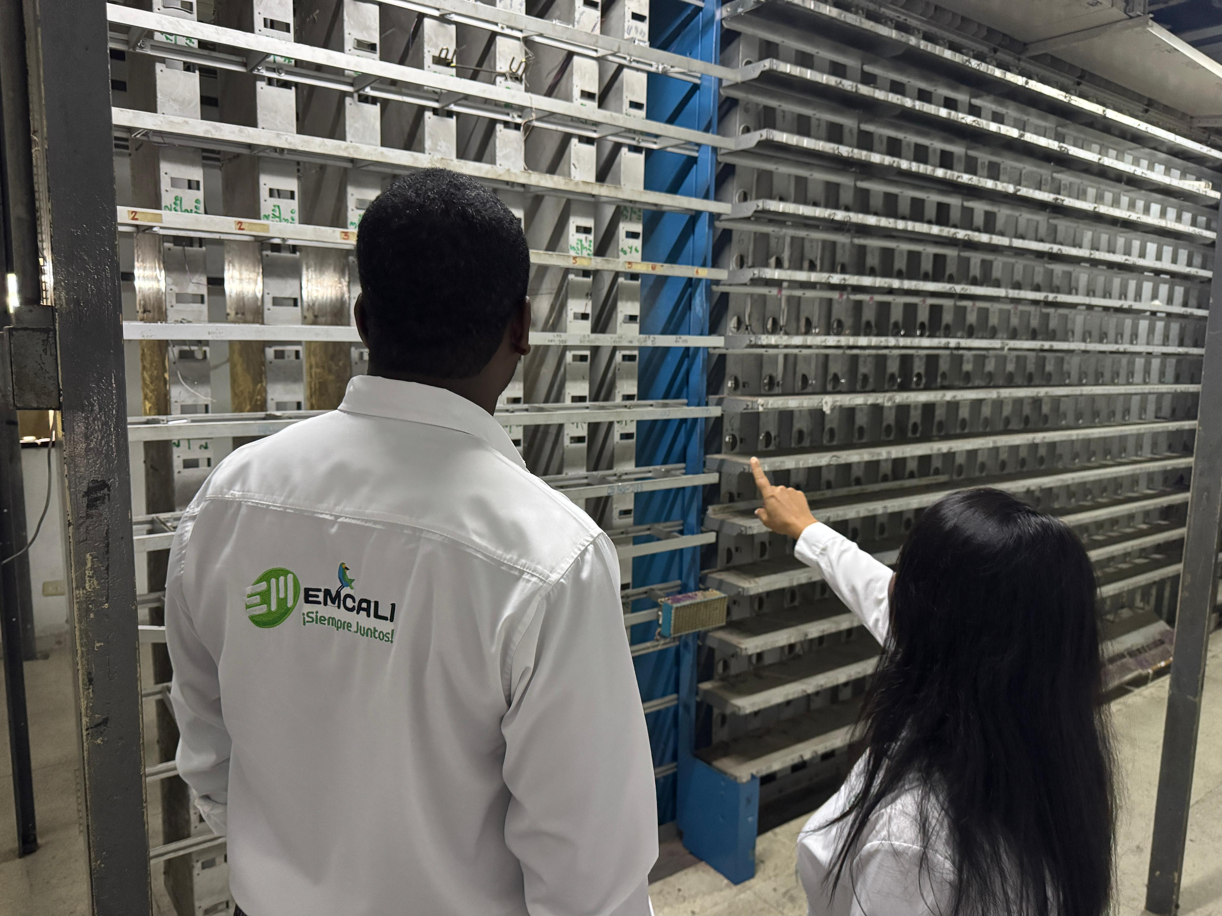 Roger Mina, gerente de Emcali, aseguro que busca mejorar la conectividad de hogares y empresas en Cali, ofreciendo servicios más rápidos, estables y de mayor calidad.