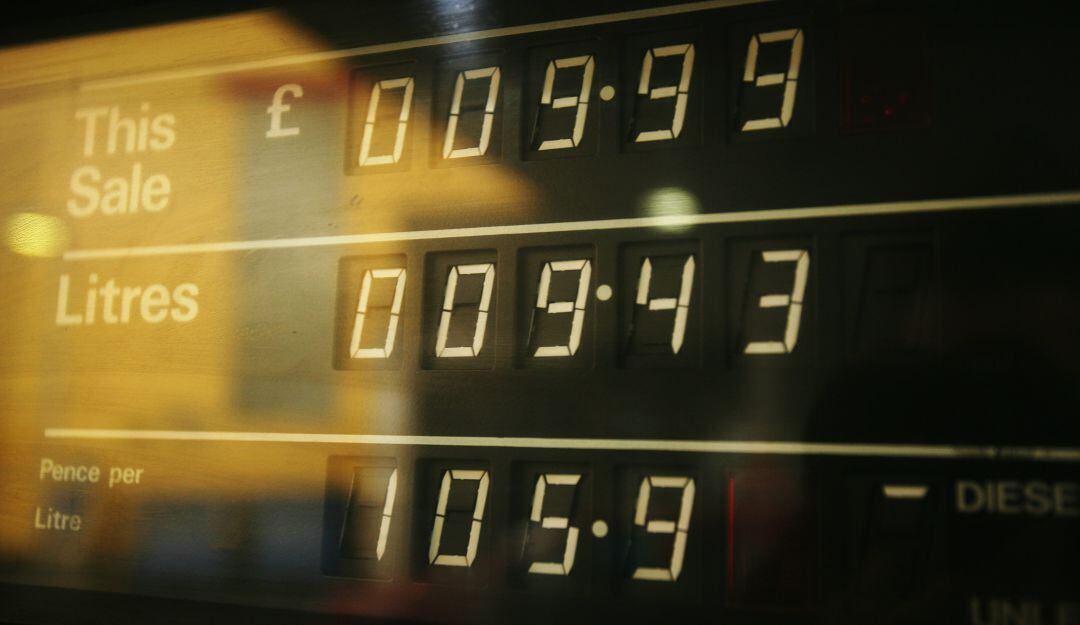 Medidor de costo de combustible por litro.