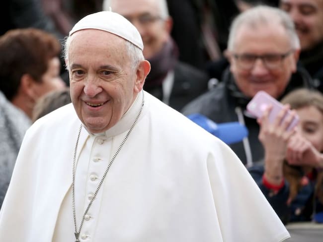 El papa evita que le besen el anillo por &quot;higiene&quot;, explicó el Vaticano