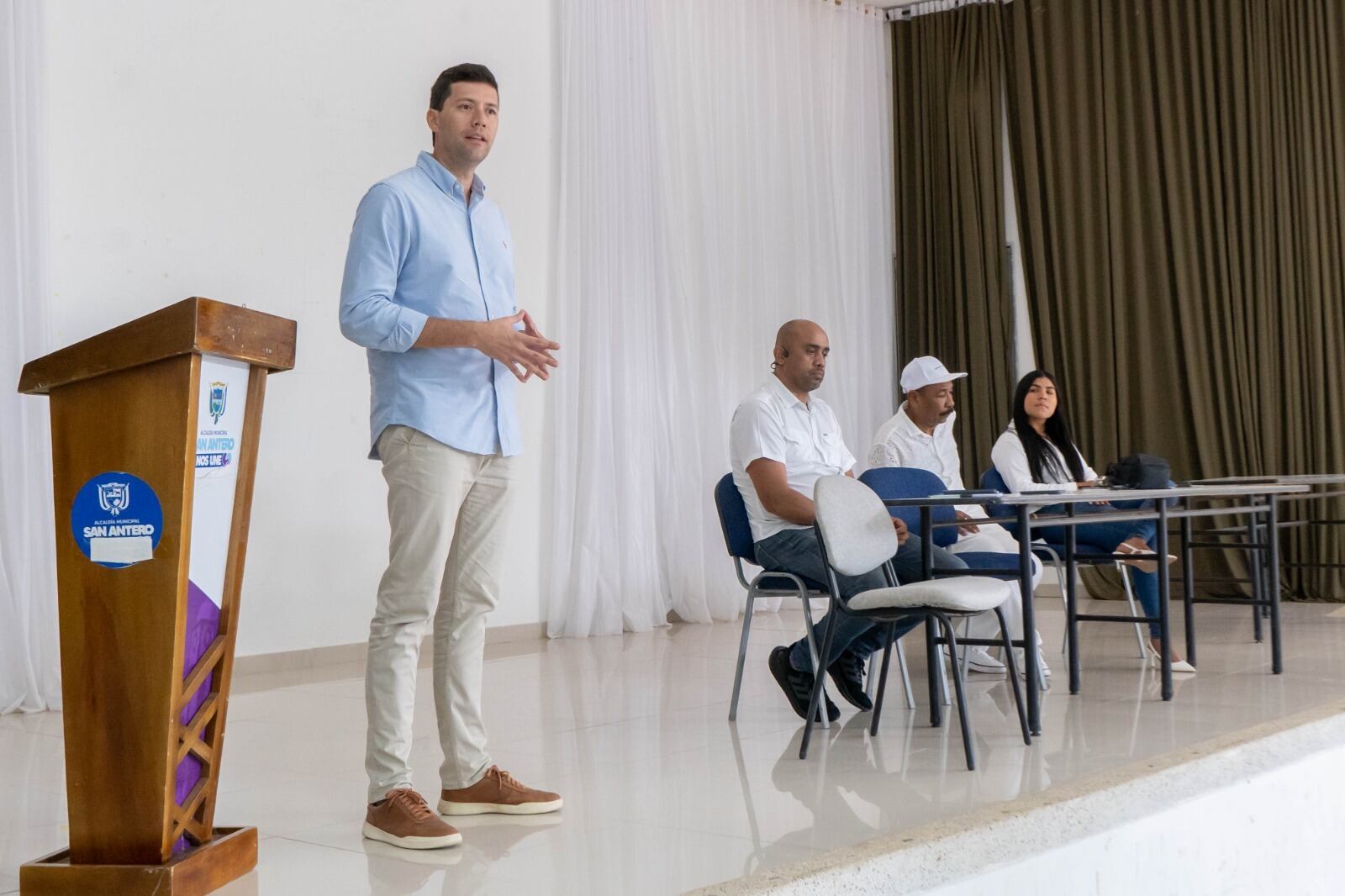 Óscar Gómez Duque, gerente de Aqualia en Córdoba, lideró la mesa de trabajo.