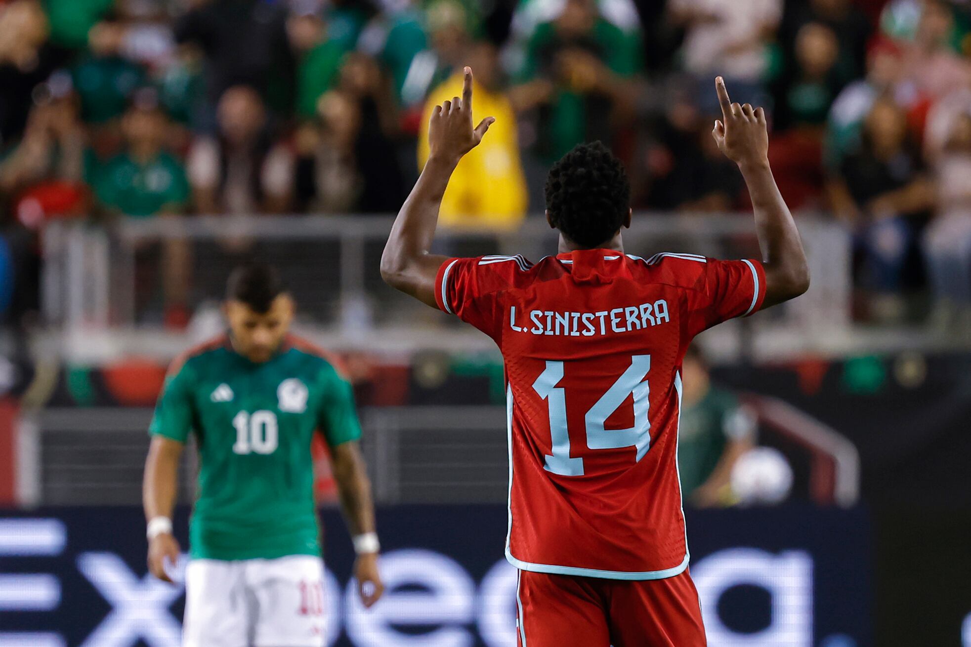 Luis Sinisterra celebra su primer gol durante el partido amistoso que enfrentó a México y Colombia Foto: EFE/ Josie Lepe