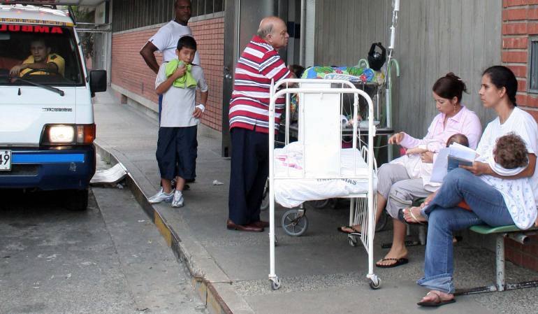 Los usuarios reclaman atención mientras los médicos buscan garantías para poder atender adecuadamente a los pacientes.