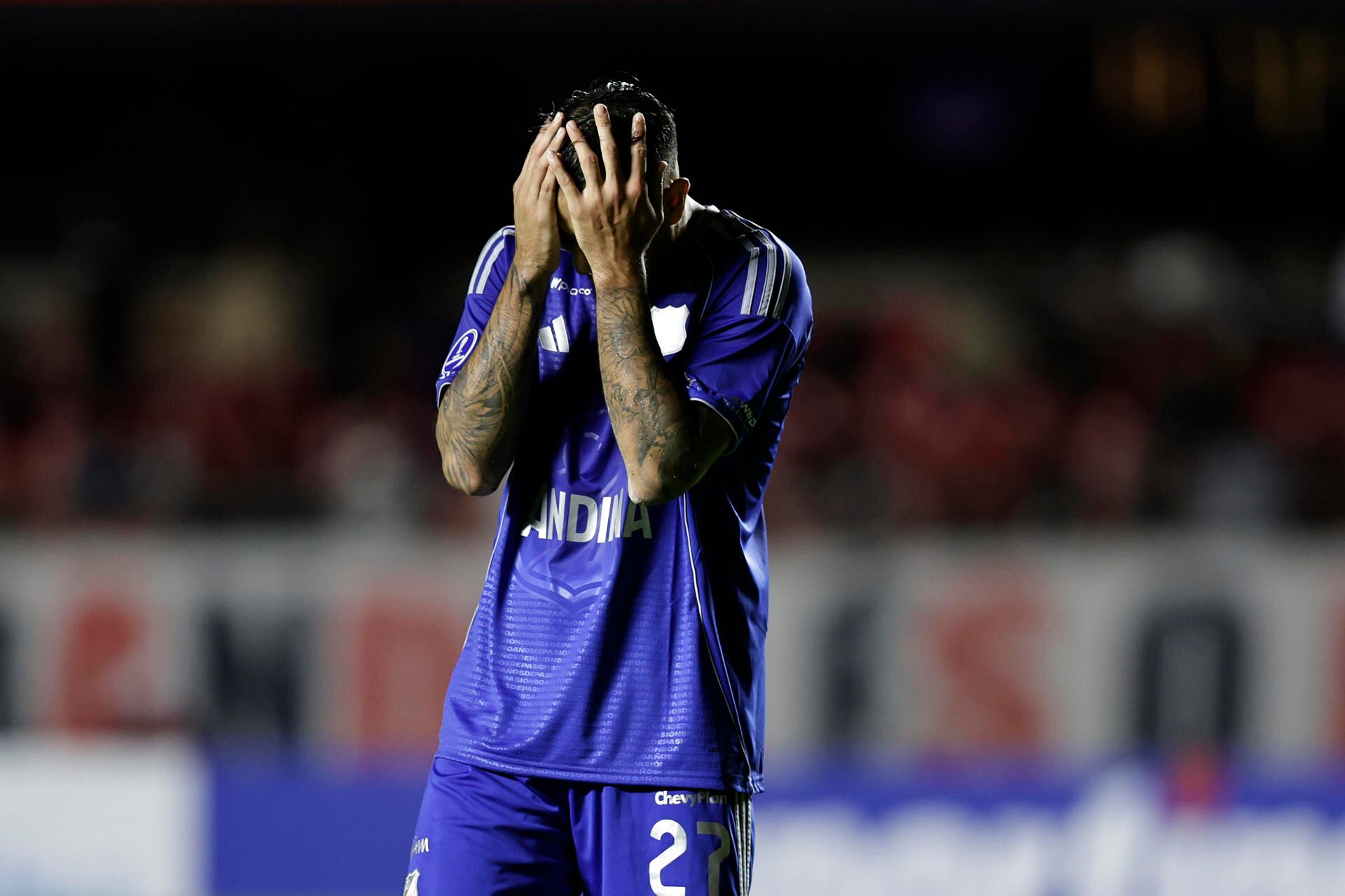Rodrigo Contreras se lamenta tras su penalti fallado ante Sao Paulo / EFE.