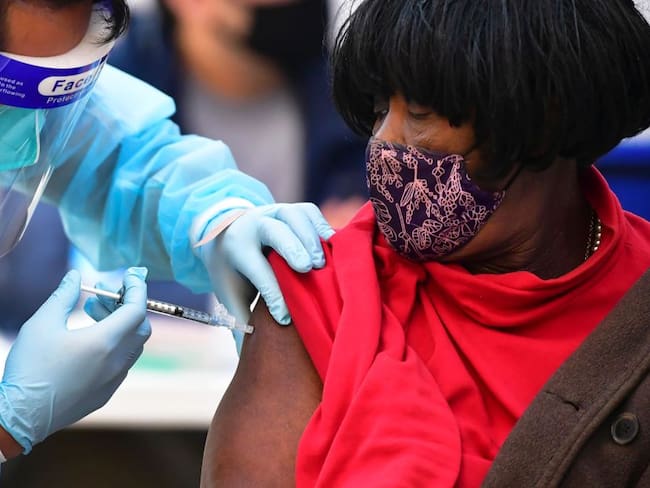 Moderna iniciará las pruebas de su vacuna en humanos para determinar su efectividad contra la cepa sudafricana del coronavirus. 