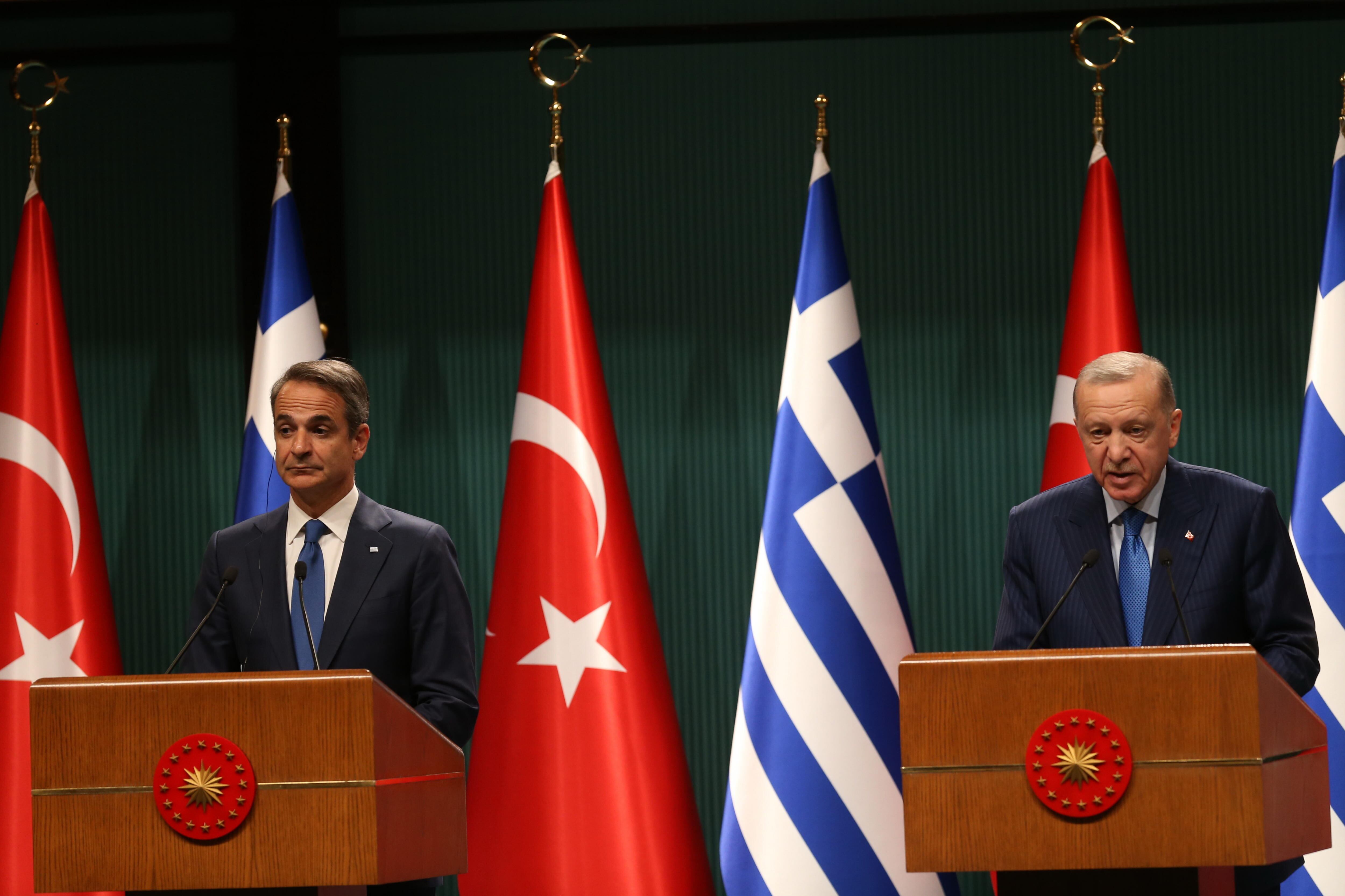 Turkish President Recep Tayyip Erdogan (R) and Greek Prime Minister Kyriakos Mitsotakis (L) attend a press conference after their meeting at the Presidential Palace in Ankara, Turkey, 13 May 2024. (Grecia, Turquía) EFE/EPA/NECATI SAVAS
