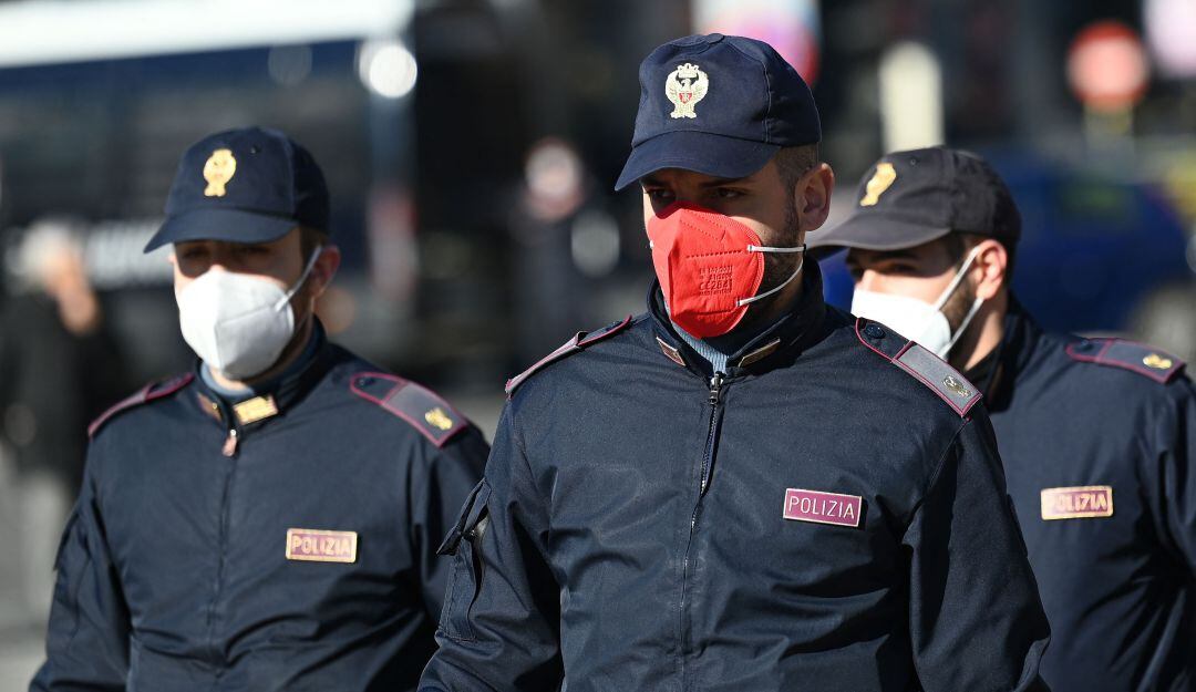 Policías de Italia utilizando tapabocas de colores