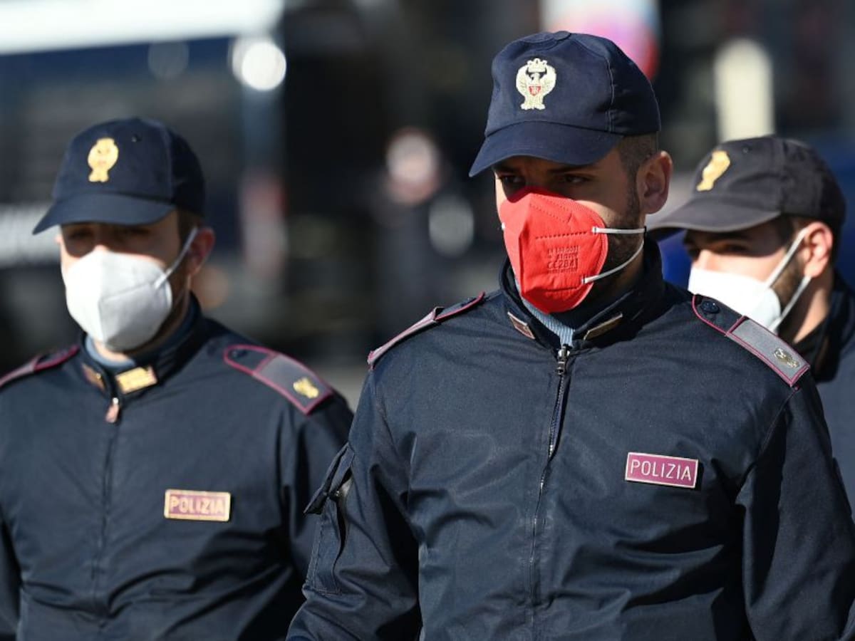 Sindicato de policía Italia protesta por tapabocas rosados en su dotación