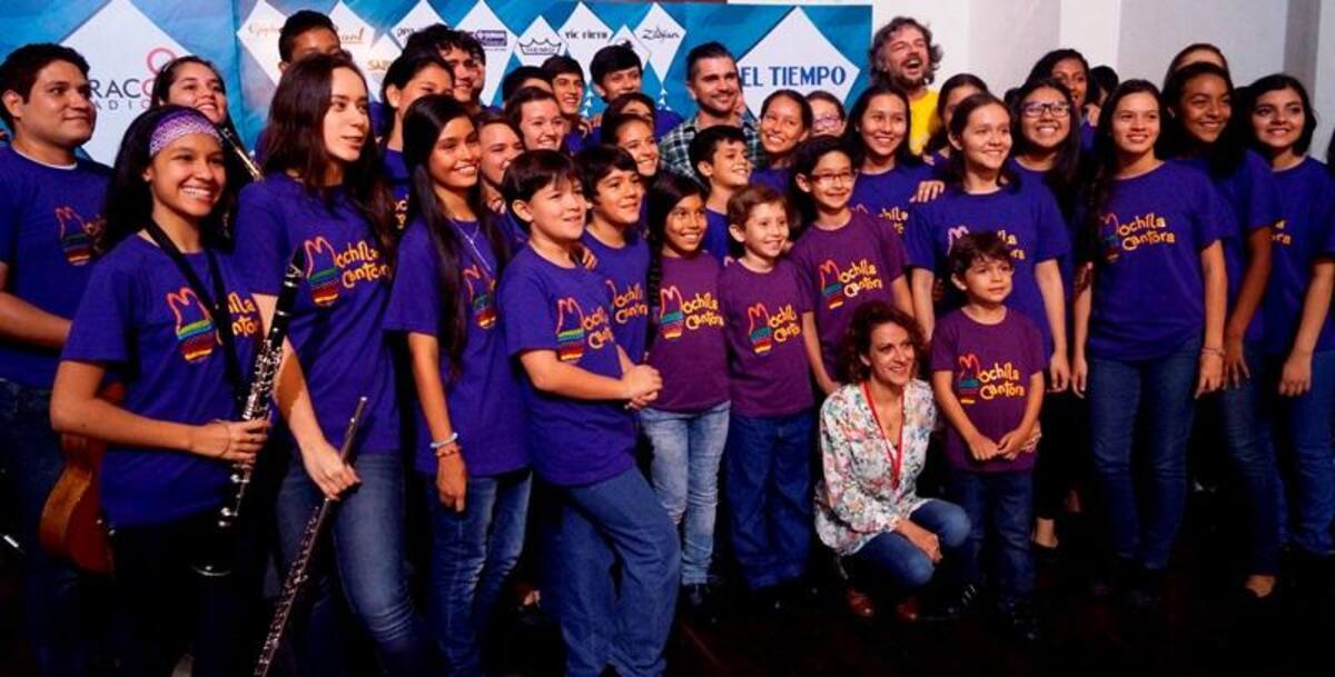 Niños de Batuta y Mochila Cantora ayudaron a Juanes a preparar una versión Torbellino de Odio por Amor para presentar en su concierto en Bucaramanga.