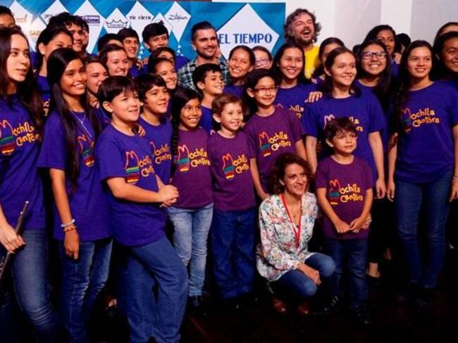 Niños de Batuta y Mochila Cantora ayudaron a Juanes a preparar una versión Torbellino de Odio por Amor para presentar en su concierto en Bucaramanga.