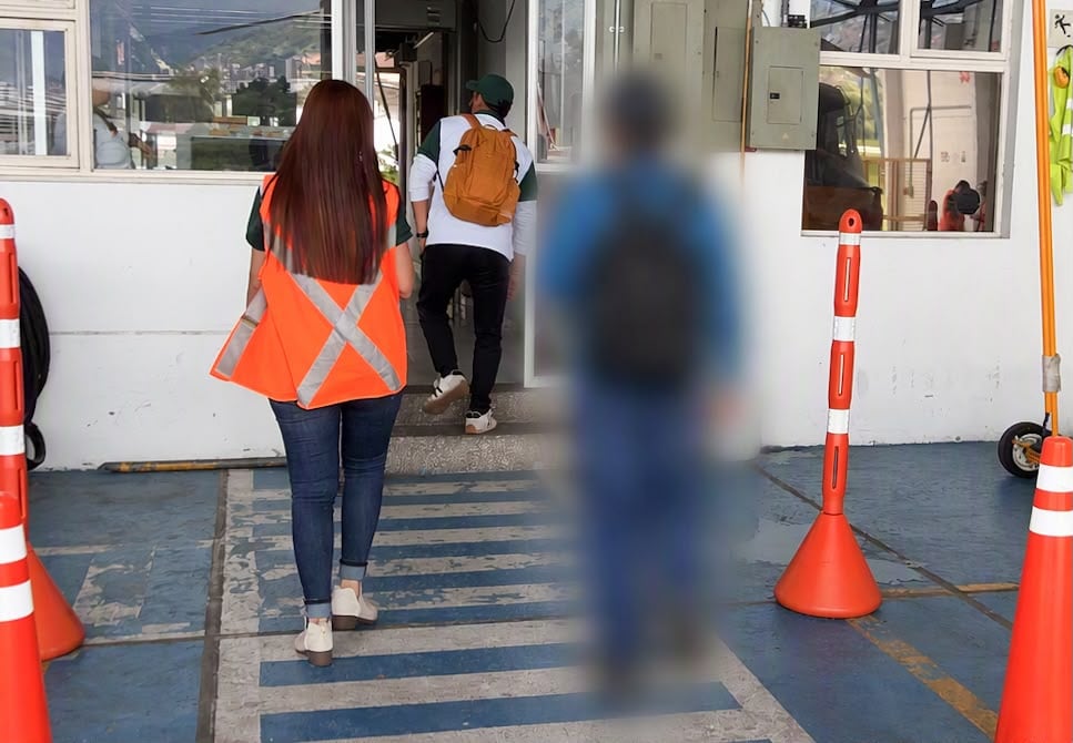 Traslado aéreo de menor que se desvinculó de grupo armado. Foto: Gobernación de Antioquia.