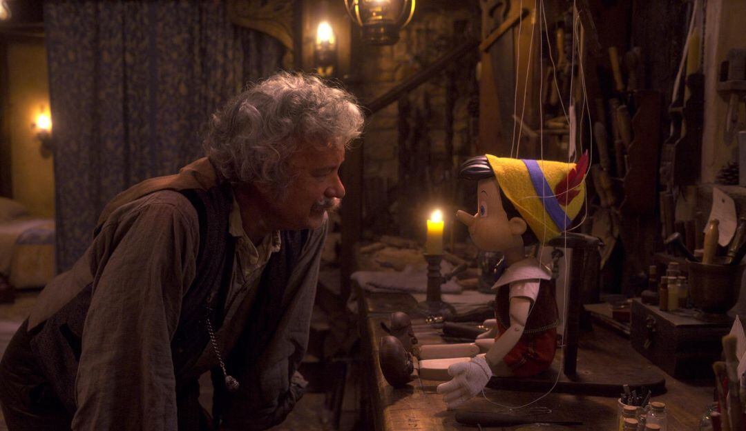 Tom Hanks interpreta al carpintero Geppetto