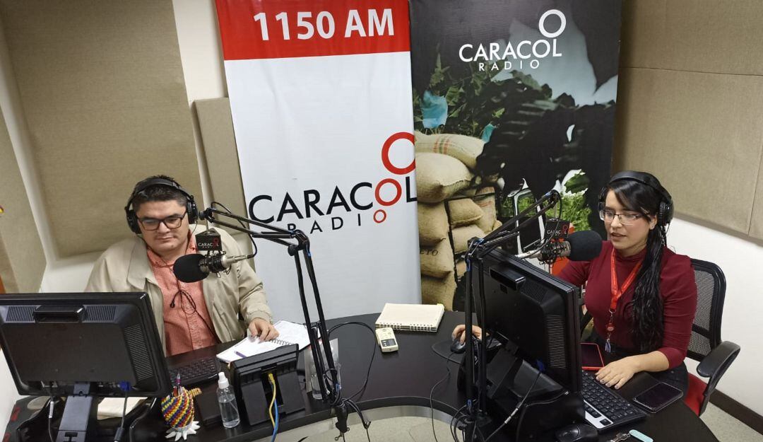 Periodistas del servicio informativo de Caracol Radio en cabina