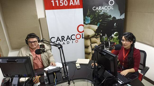 Periodistas del servicio informativo de Caracol Radio en cabina