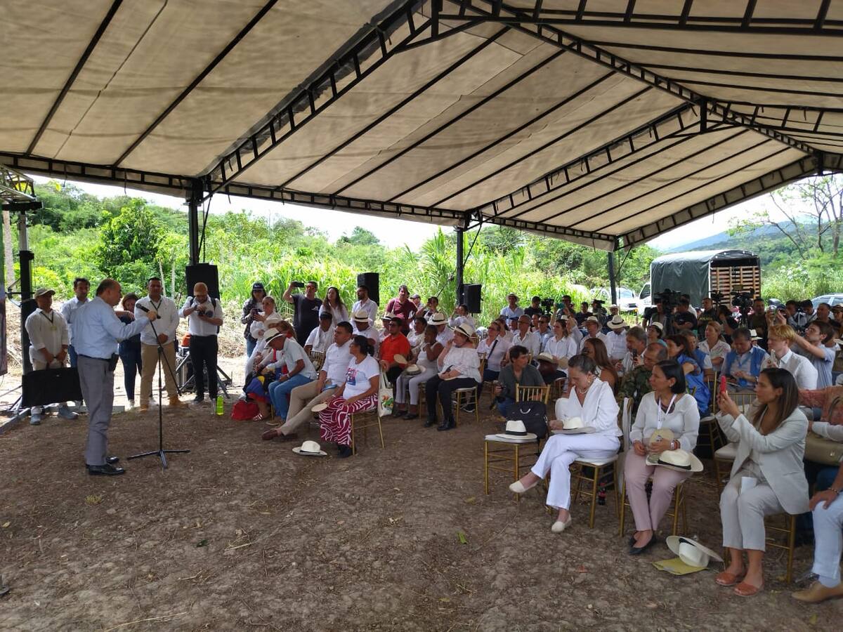 Canciller lideró acto de reconciliación con las víctimas de Juan Frio