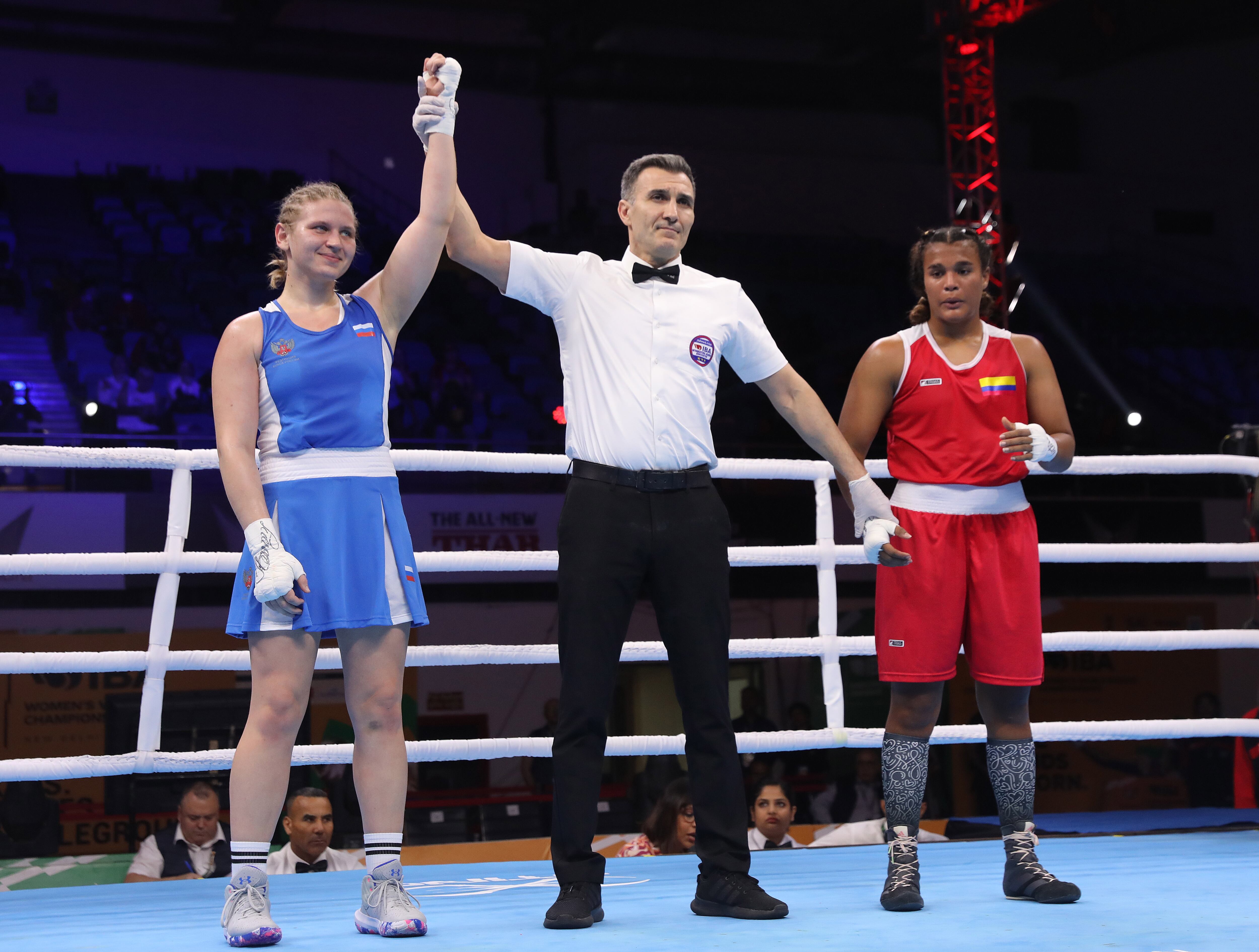 Nueva Delhi (India), 17/03/2023.- Anastasiia Shamonova (azul) de Rusia es declarada ganadora de su ronda de 32, categoría elite Femenina 70-75kg de peso mediano contra Angie Carolina Vanegas Solano de Colombia en el Campeonato Mundial de Boxeo Femenino de la IBA Campeonatos en Nueva Delhi, India, 17 de marzo de 2023. El torneo se extenderá hasta el 19 de marzo y la Asociación Internacional de Boxeo (IBA) decidió permitir que los atletas de Rusia y Bielorrusia compitan bajo su propia bandera, siendo el único deporte olímpico que lo hace. (Bielorrusia, Rusia, Nueva Delhi) EFE/EPA/RAJAT GUPTA