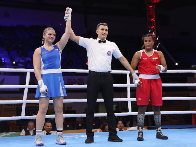 Nueva Delhi (India), 17/03/2023.- Anastasiia Shamonova (azul) de Rusia es declarada ganadora de su ronda de 32, categoría elite Femenina 70-75kg de peso mediano contra Angie Carolina Vanegas Solano de Colombia en el Campeonato Mundial de Boxeo Femenino de la IBA Campeonatos en Nueva Delhi, India, 17 de marzo de 2023. El torneo se extenderá hasta el 19 de marzo y la Asociación Internacional de Boxeo (IBA) decidió permitir que los atletas de Rusia y Bielorrusia compitan bajo su propia bandera, siendo el único deporte olímpico que lo hace. (Bielorrusia, Rusia, Nueva Delhi) EFE/EPA/RAJAT GUPTA