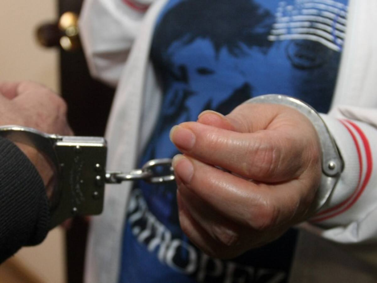 Suspenden 'chiquiteca' y capturan profesora con una pistola en Fontibón