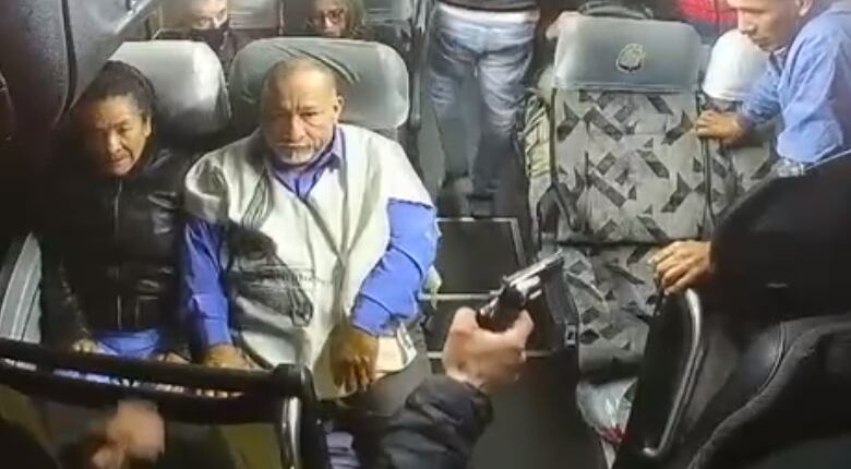 Tres hombres armados robaron a 20 pasajeros de un bus intermunicipal que llegaba a Bogotá
