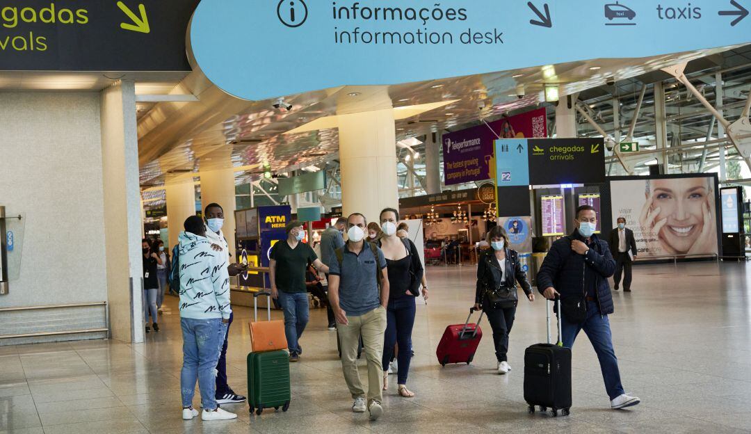 Viajeros en el aeropuerto de Lisboa 