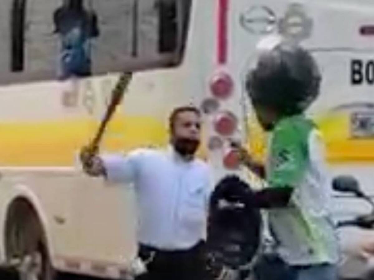 VIDEO: Con un bate, un busero agredió a un motociclista en Girardota