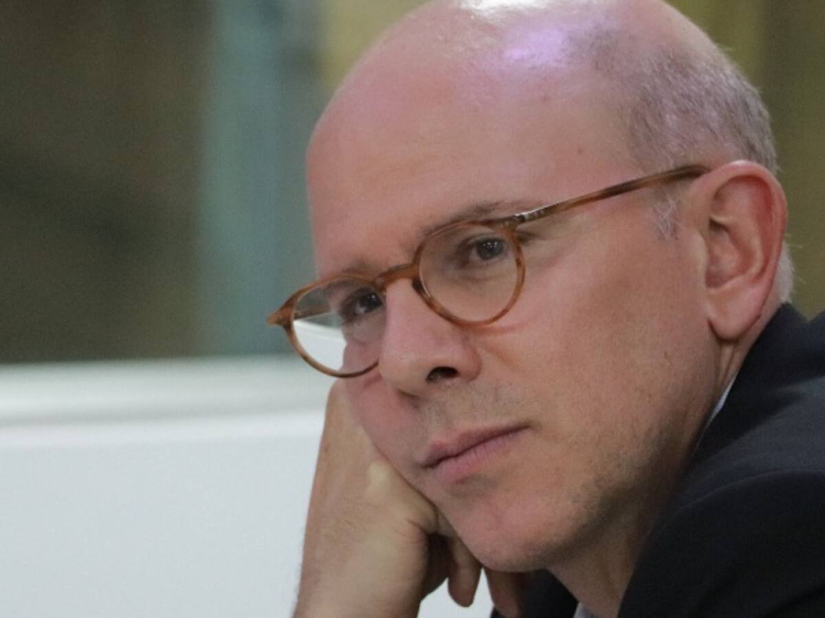 Retiro de Uribe le ayuda a Duque, según Alejandro Santos