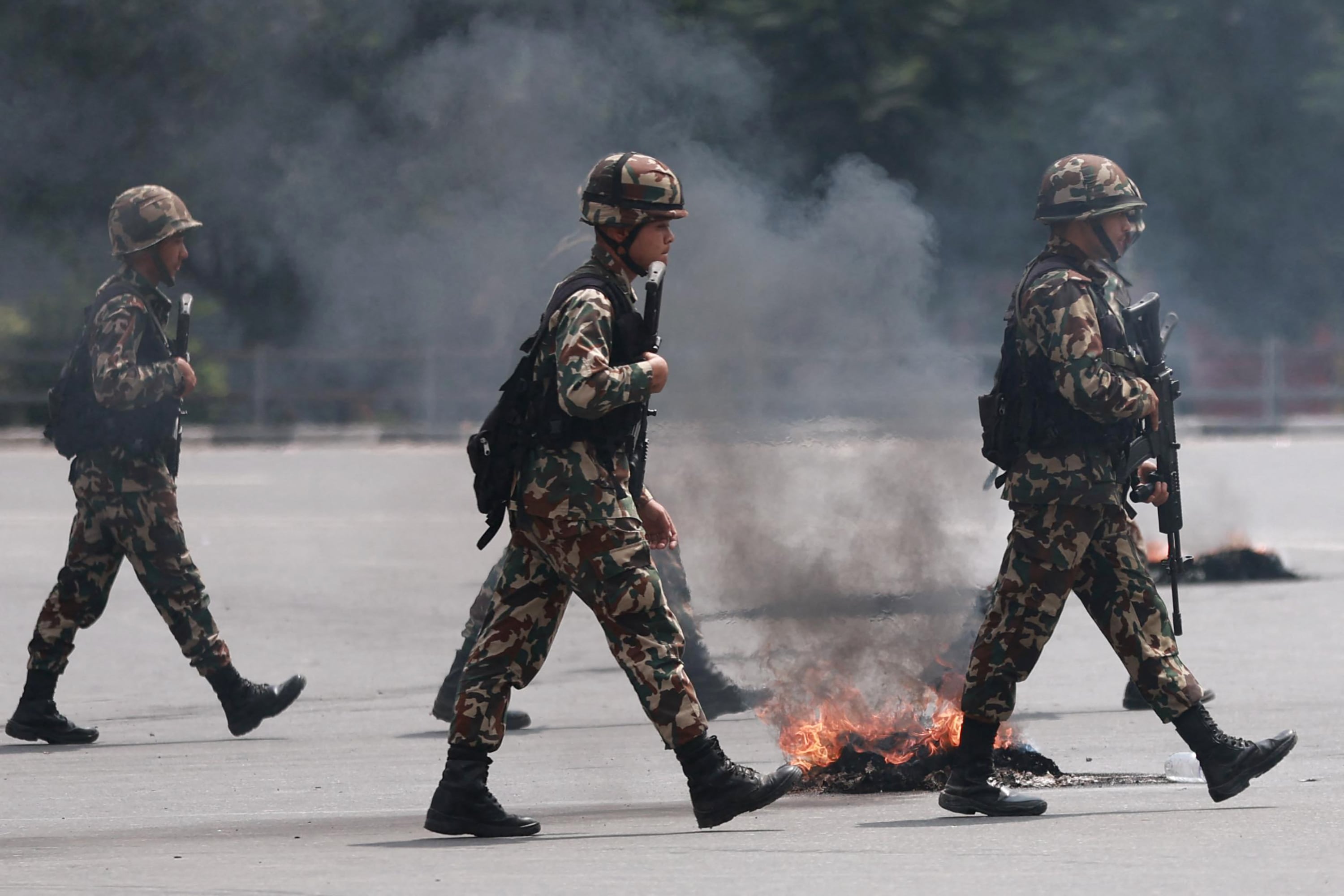 Soldados caminan cerca del Parlamento de Nepal que fue incendiado por manifestantes. 
(Foto:    PRABIN RANABHAT/AFP via Getty Images)