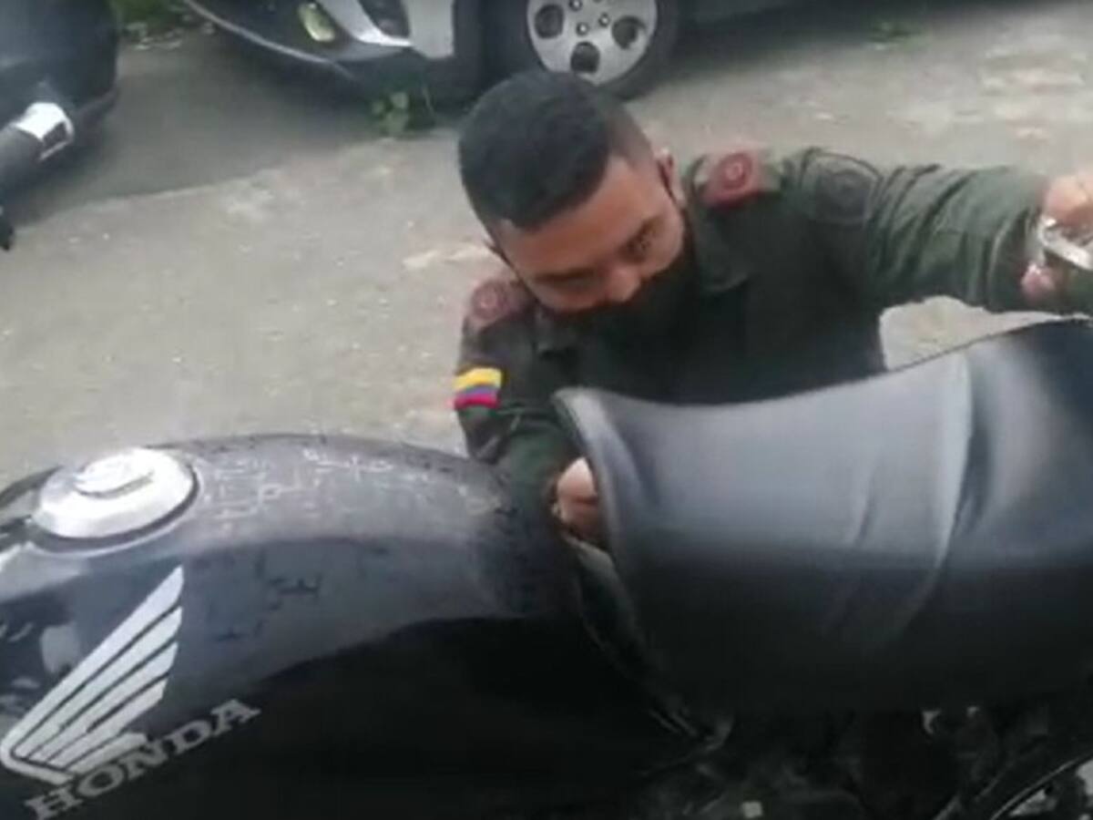 ¿Imprudencia? Policías desvalijan una “moto bomba” sin protocolos