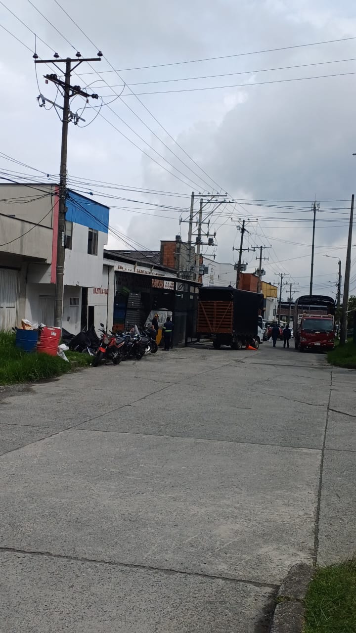 Camiones tipo turbo parqueados sobre la una de las calles en Maltería en Manizales. Foto: suministrada.