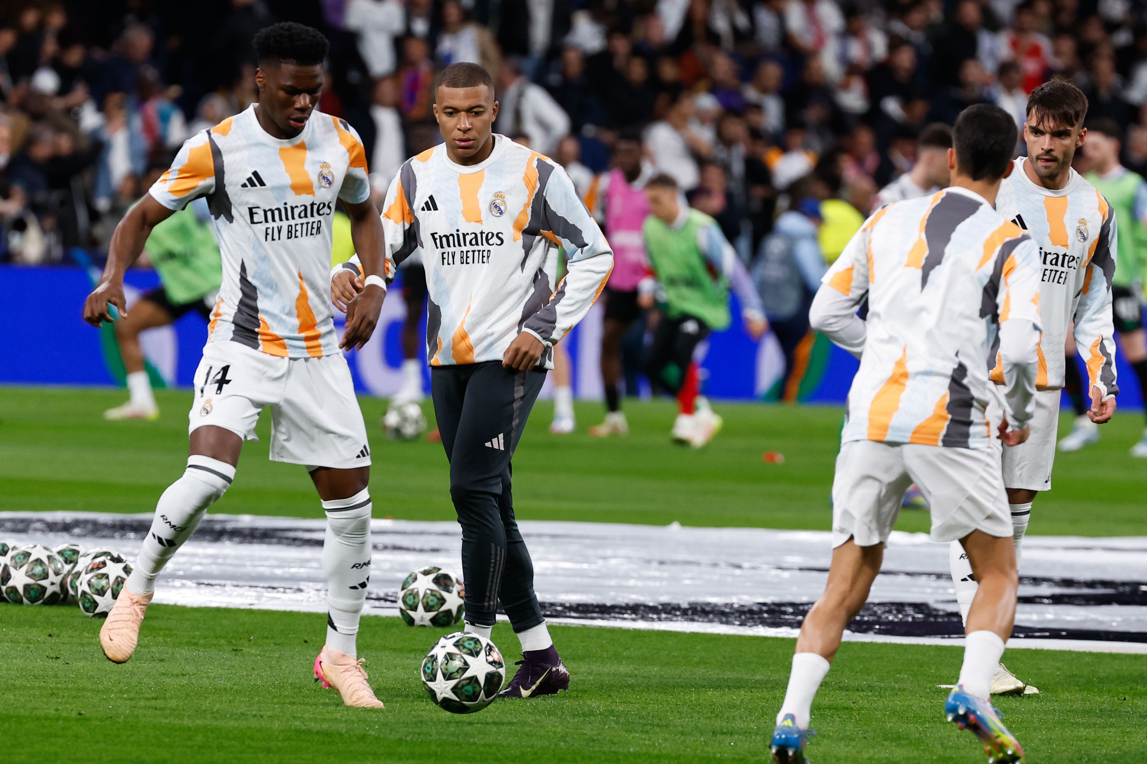 MADRID, 16/04/2025.- Los jugadores del Real Madrid calientan antes de comenzar el partido de vuelta de cuartos de final de la Liga de Campeones que Real Madrid y Arsenal juegan hoy miércoles en el estadio Santiago Bernabéu. EFE/Chema Moya.
