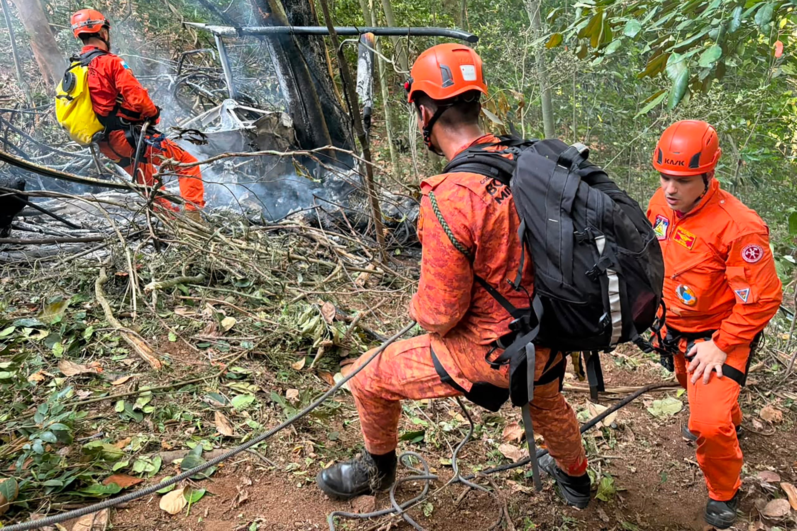 Handout picture released by the Rio de Janeiro Fire Departament showing firefighters working to put out a fire after a helicopter fell, killing four people, at the Tijuca National Park in Rio de Janeiro, Brazil, on August 8, 2026. (Photo by Handout / Rio de Janeiro Fire Department / AFP) / RESTRICTED TO EDITORIAL USE - MANDATORY CREDIT AFP PHOTO / RIO DE JANEIRO FIRE DEPARTMENT - NO MARKETING NO ADVERTISING CAMPAIGNS - DISTRIBUTED AS A SERVICE TO CLIENTS