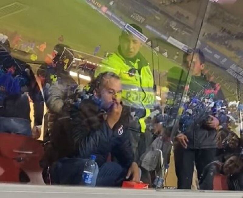 Daniel Ossa, presidente del Medellín, enviando besos a los hinchas de Millonarios en El Campín.