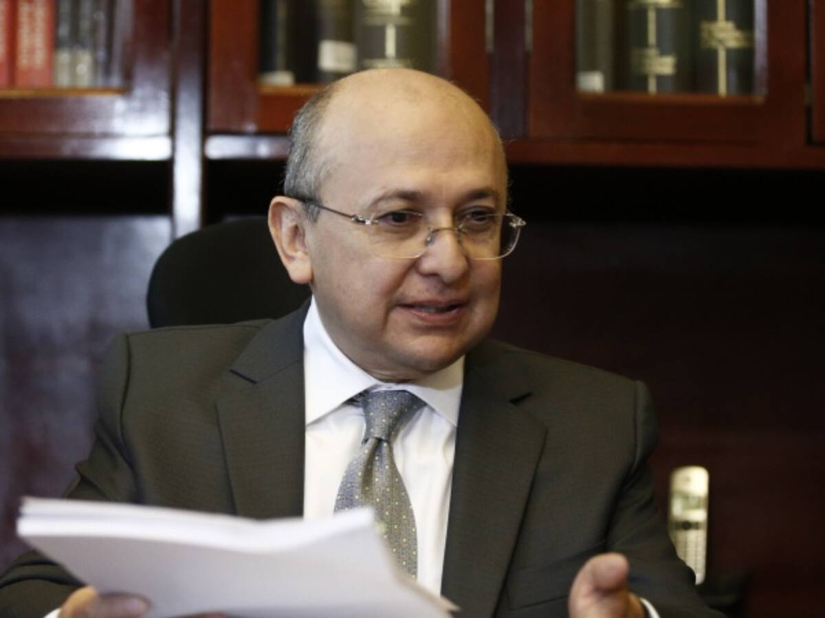 Paso a seguir es suspender órdenes de captura a comandantes del Eln: exfiscal