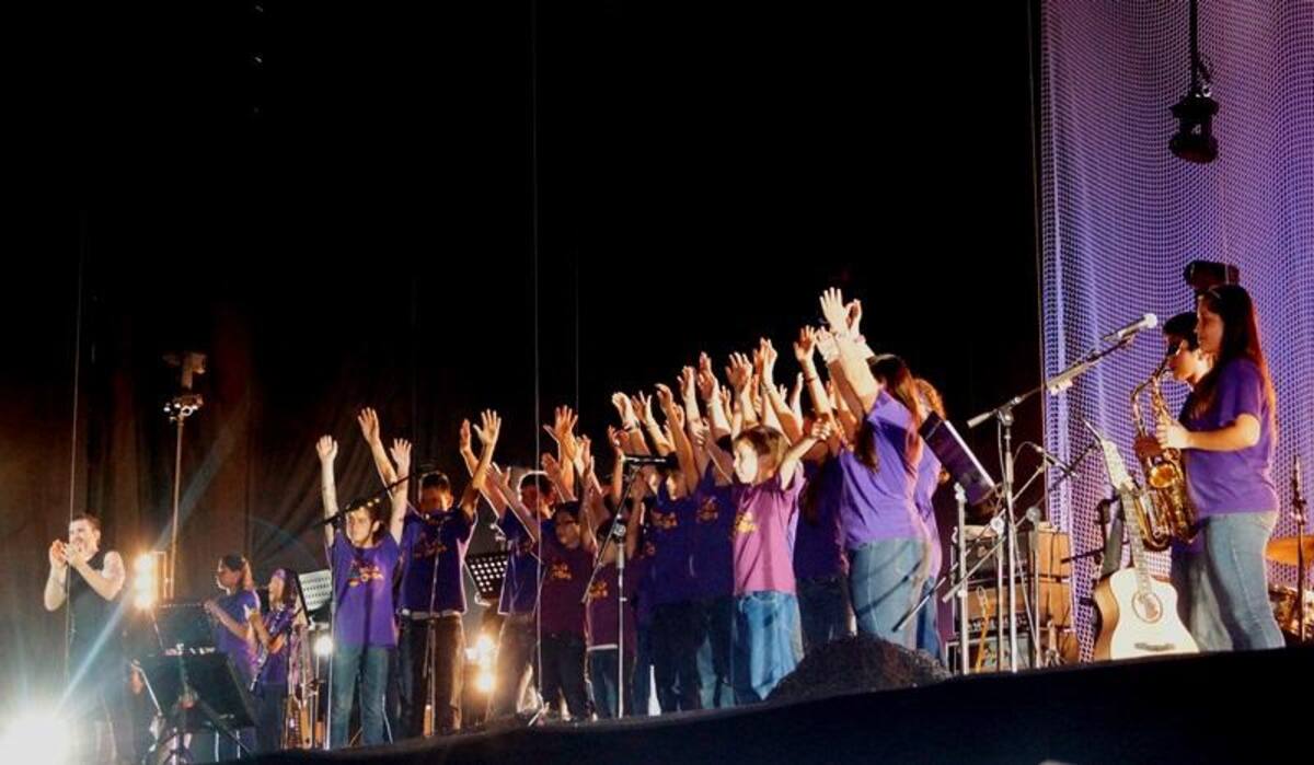 Como lo hizo en otras ciudades de la gira, Juanes entonó la canción Odio por Amor en versión local. Esta vez fue el turno del grupo Mochila Cantora que dijo “It’s time to change” al ritmo del torbellino.