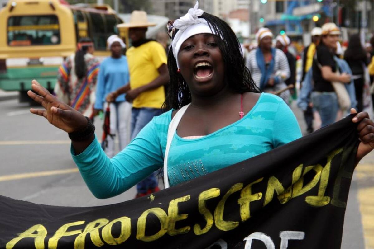 Recorrieron a pie desde el Cauca y llegaron a Bogotá exigiendo que pare la mineria ilegal porque contamina los rios y el habitad de su región.