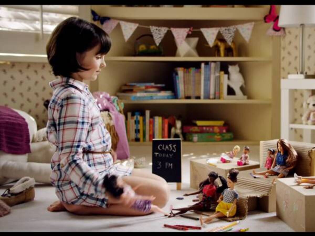 Barbie le apuesta a la mujer profesional y rompe estereotipos en YouTube