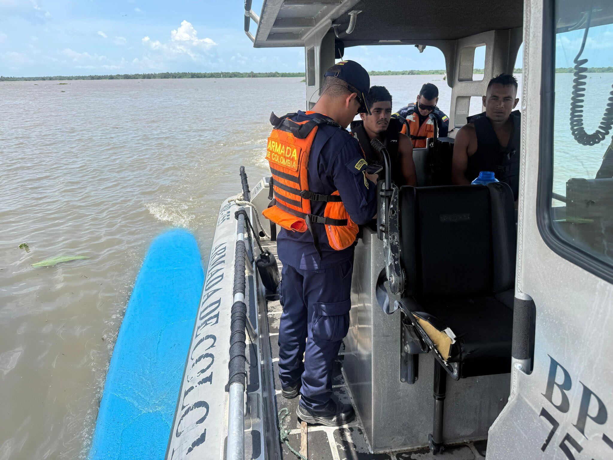 Personas rescatadas en el río Magdalena. Foto: @FNC_ArmadaCol