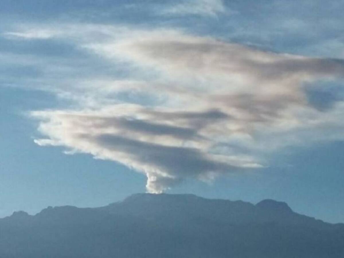 Emisiones de ceniza y pequeños sismos en el Volcán Nevado del Ruiz